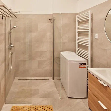 Days - Spacious 3bdr - Trendy Neighbourhood דירה פראג